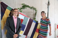 Moritz Hardt and Sonja Krainhöfner unveil the cornerstone.
